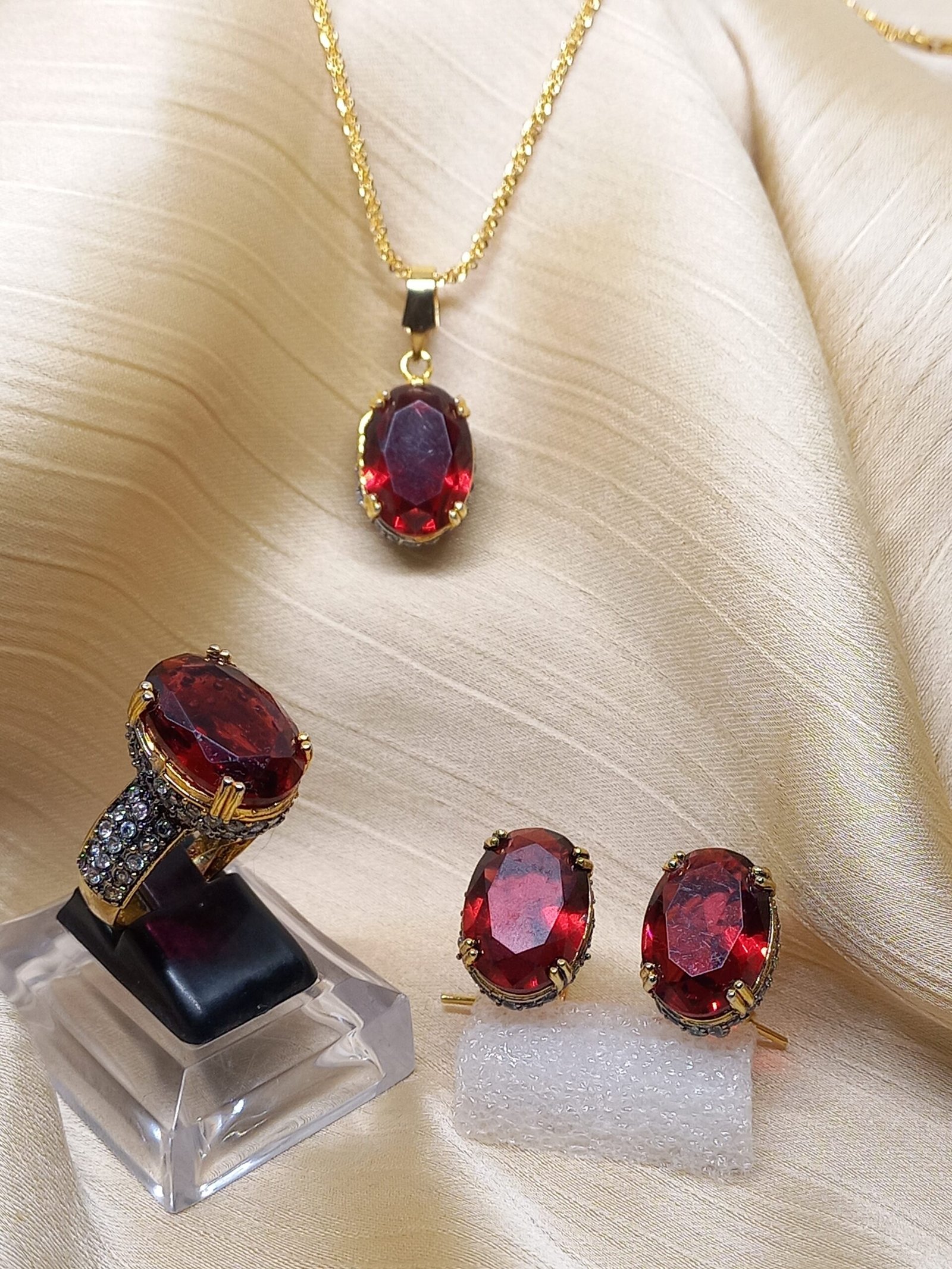 06 Colors | Locket set in Diamond Cut & Zircons | 22K Gold Plated (05 years. Warranty) | GJM-26-04