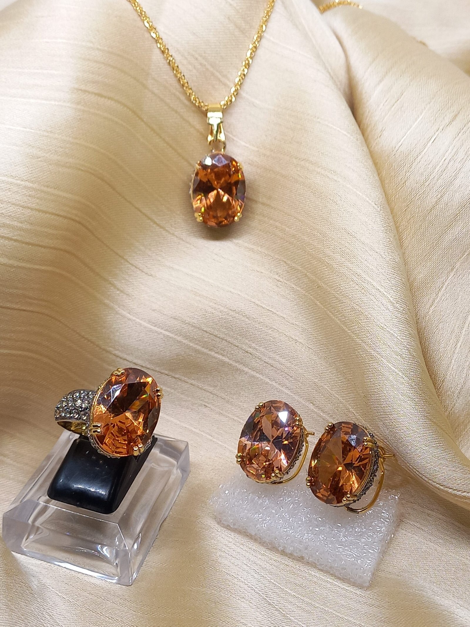 06 Colors | Locket set in Diamond Cut & Zircons | 22K Gold Plated (05 years. Warranty) | GJM-26-04