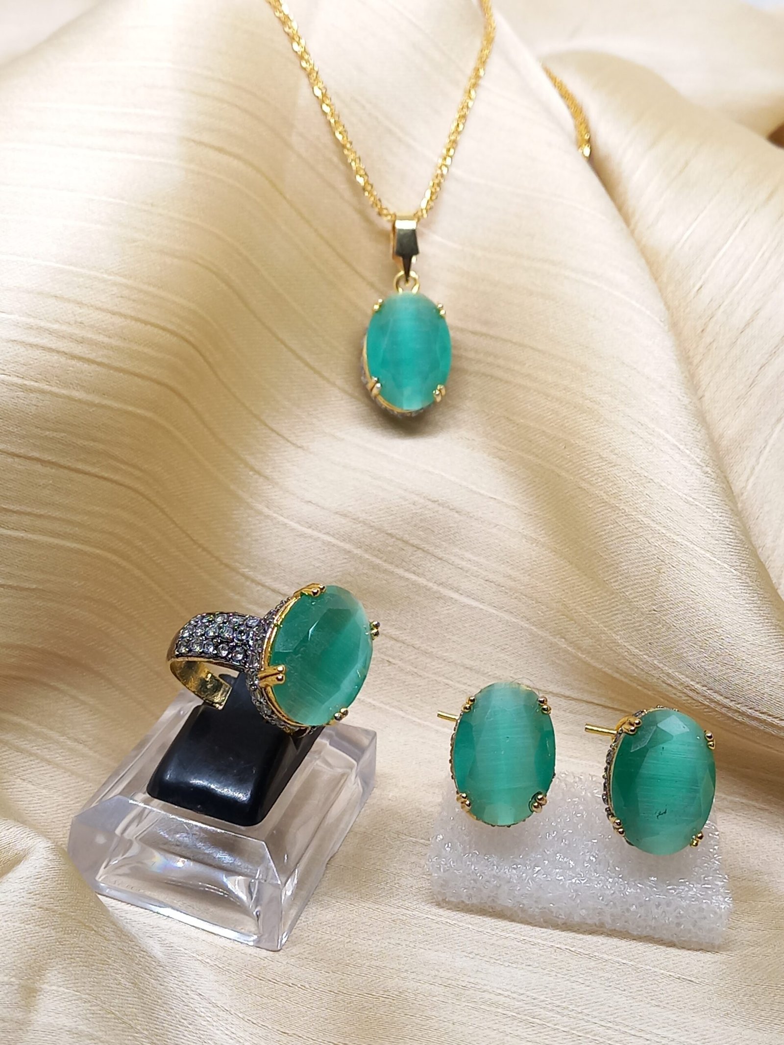 06 Colors | Locket set in Diamond Cut & Zircons | 22K Gold Plated (05 years. Warranty) | GJM-26-04