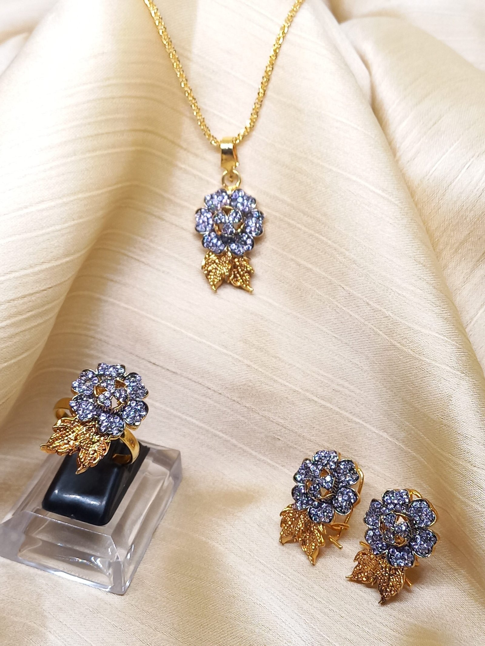 03 Colors | Locket set in Diamond Cut & Zircons | 22K Gold Plated (05 years. Warranty) | GJM-26-10
