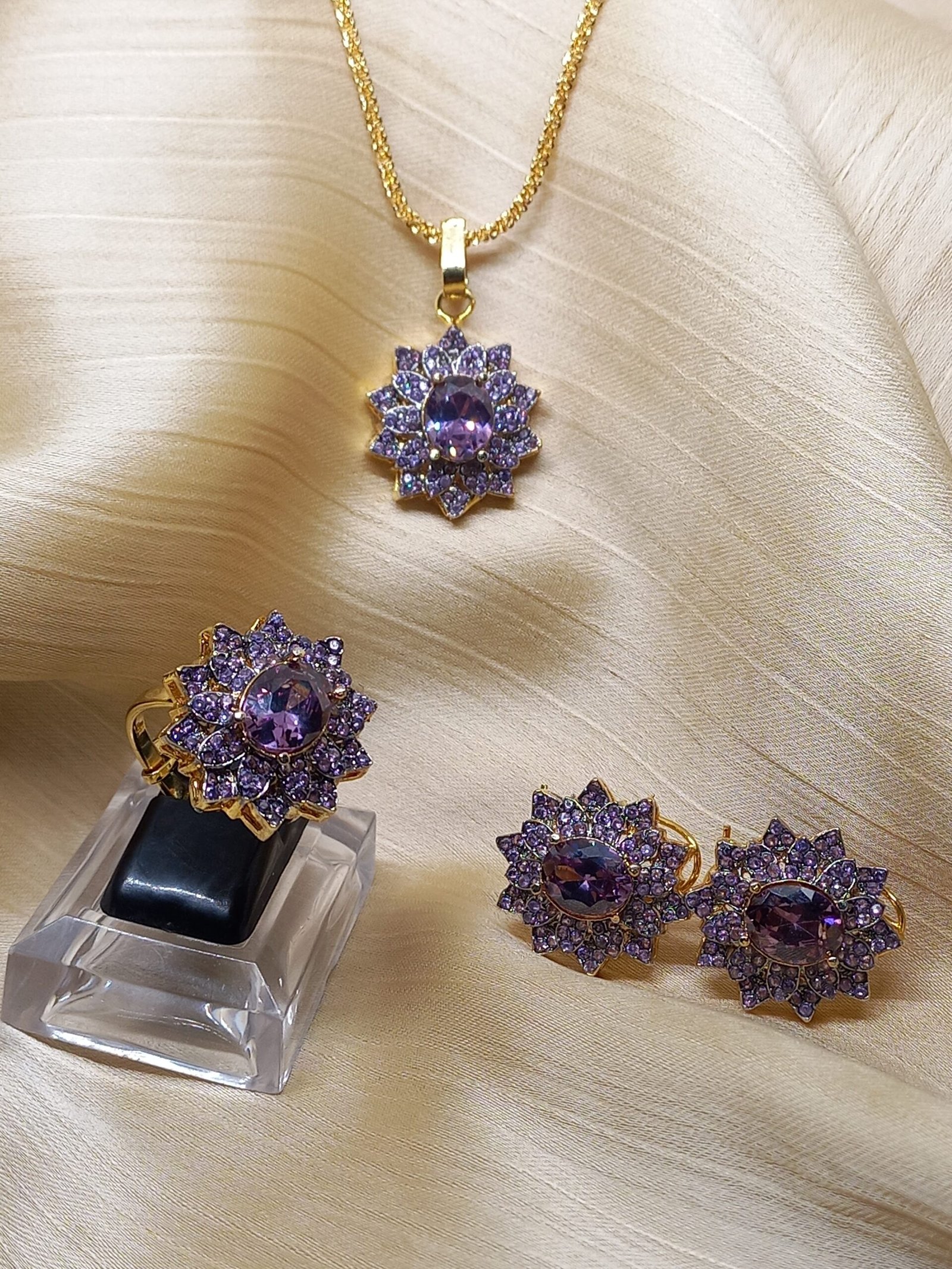 Diamond Cut Locket Set 22-K Gold Plated