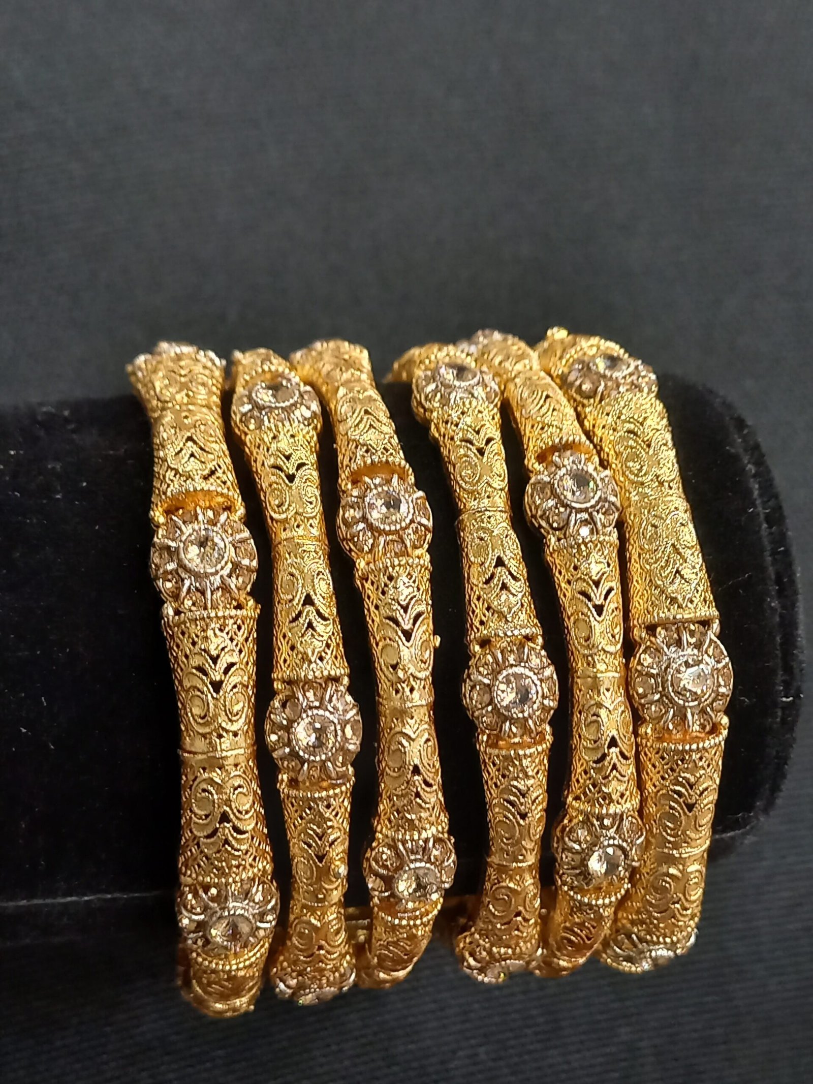 Kondani Kanggan Chori Set in Real Zircon (KNG-26-13)